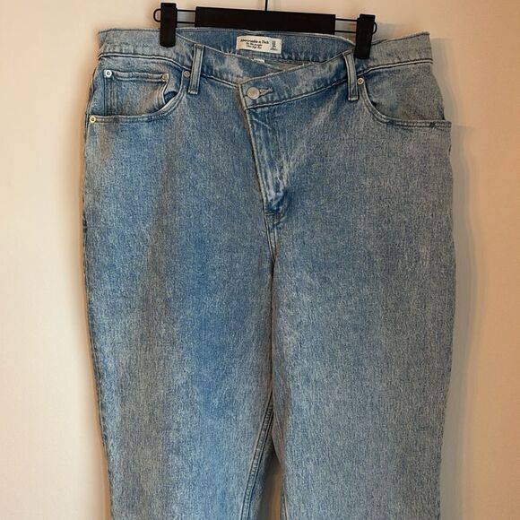 Abercrombie Women Ultra High Rise 90s Straight Jean Criss-Cross Waistband 33 NWT - Picture 6 of 16